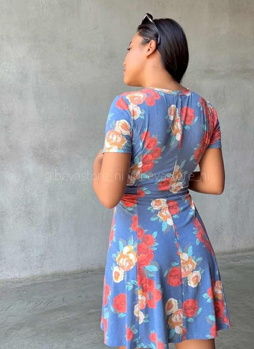 Vestido corto azul con rosas