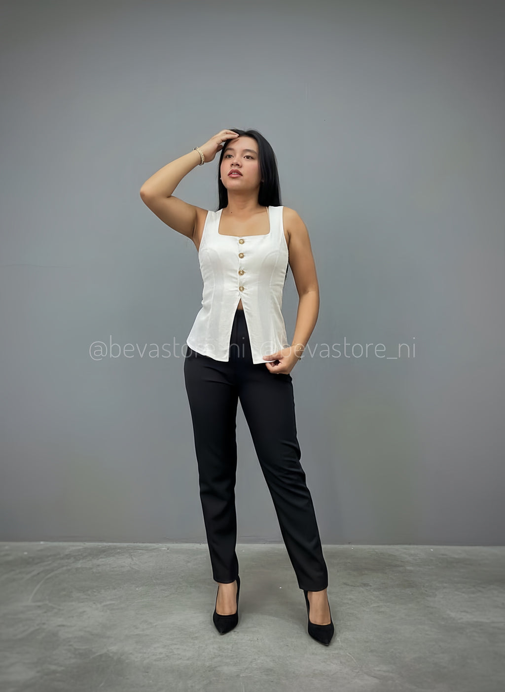 Chaleco blanco corto de lino con botones