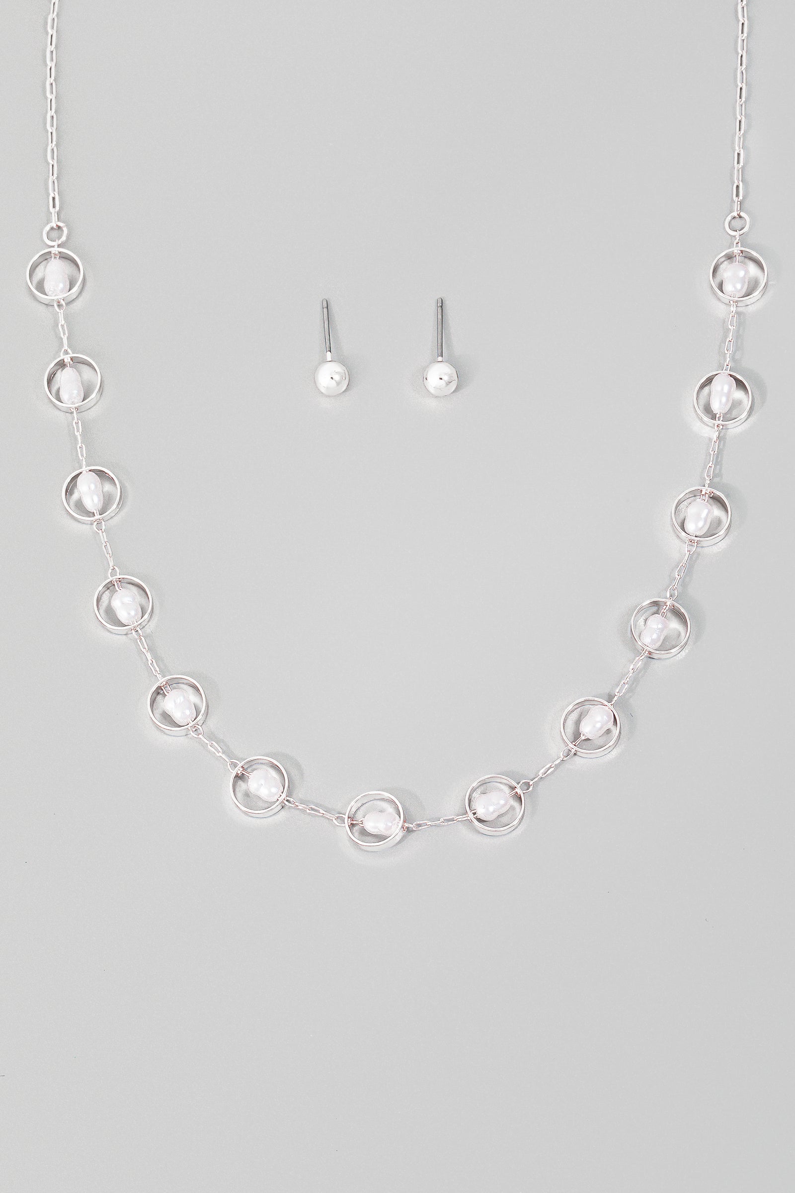 Set plateado de cadena y aretes