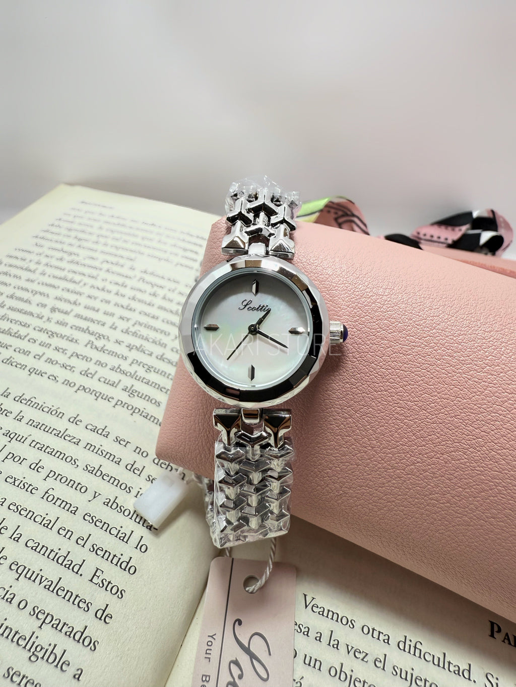 Reloj redondo con dial blanco