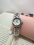Reloj redondo con dial blanco