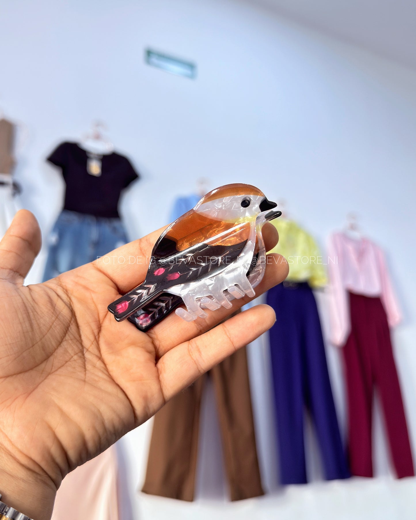 Pinza de cabello de pájaro con tulipán