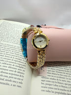 Reloj redondo con dial blanco