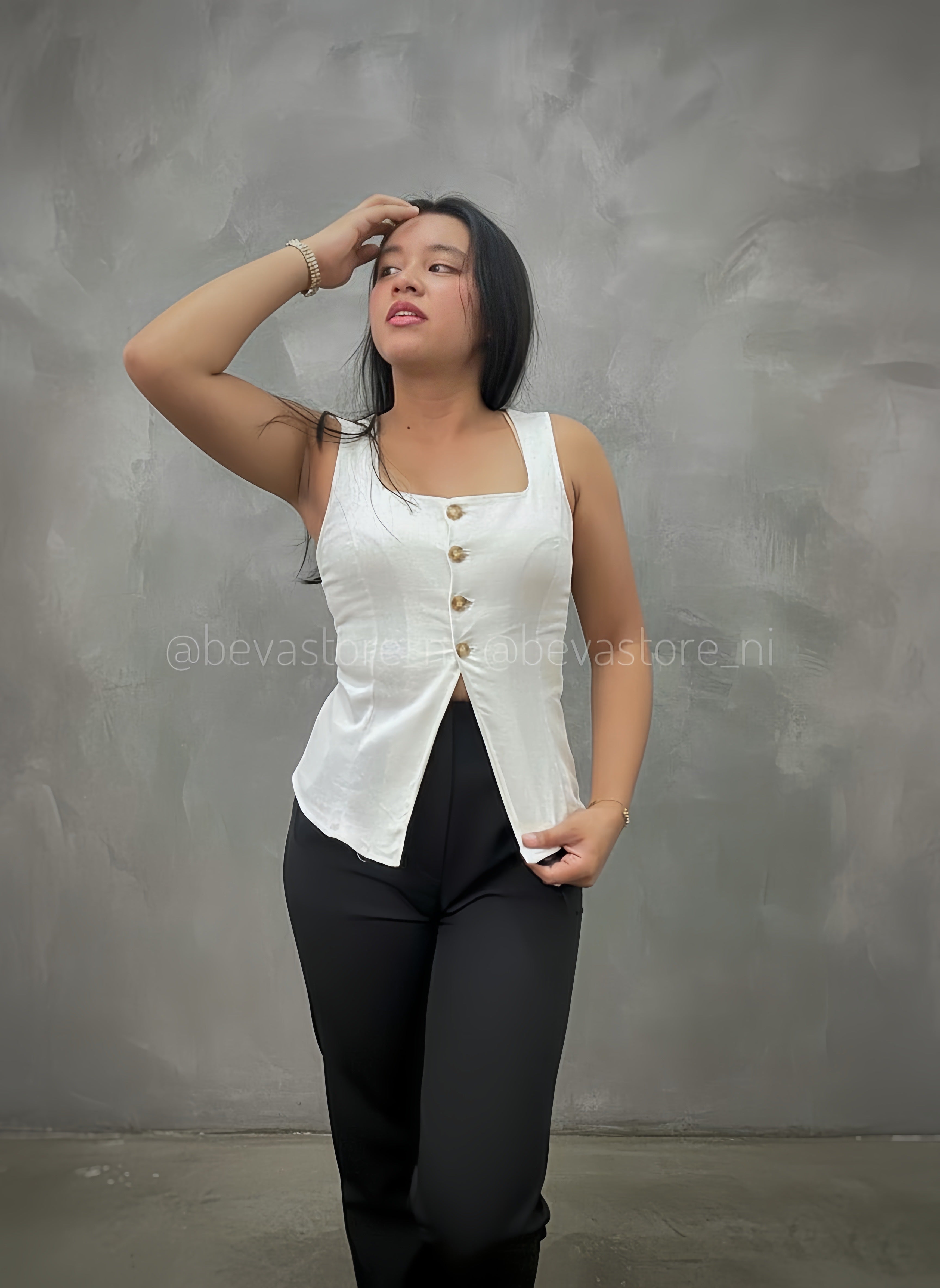 Chaleco blanco corto de lino con botones