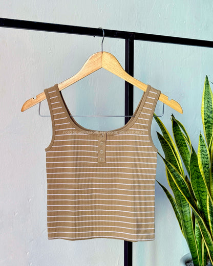 Crop top de rayas sin mangas con ojal