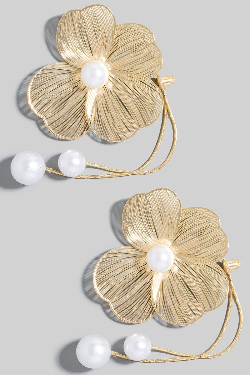 Aretes dorados con flecos de flor y perlas