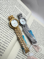 Reloj redondo con dial blanco