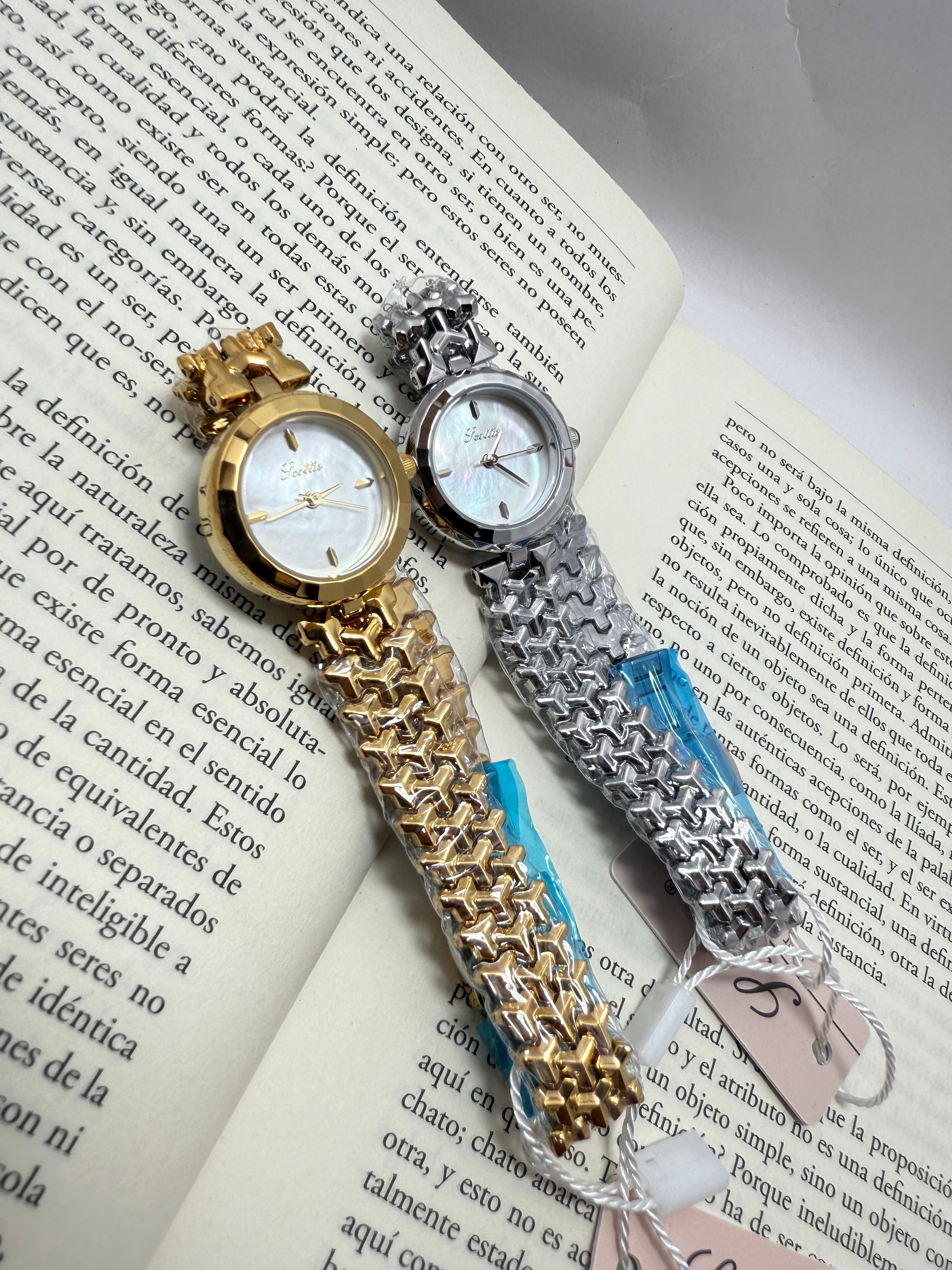 Reloj redondo con dial blanco