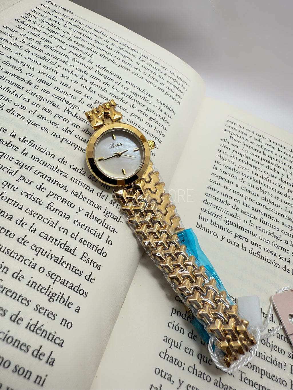 Reloj redondo con dial blanco