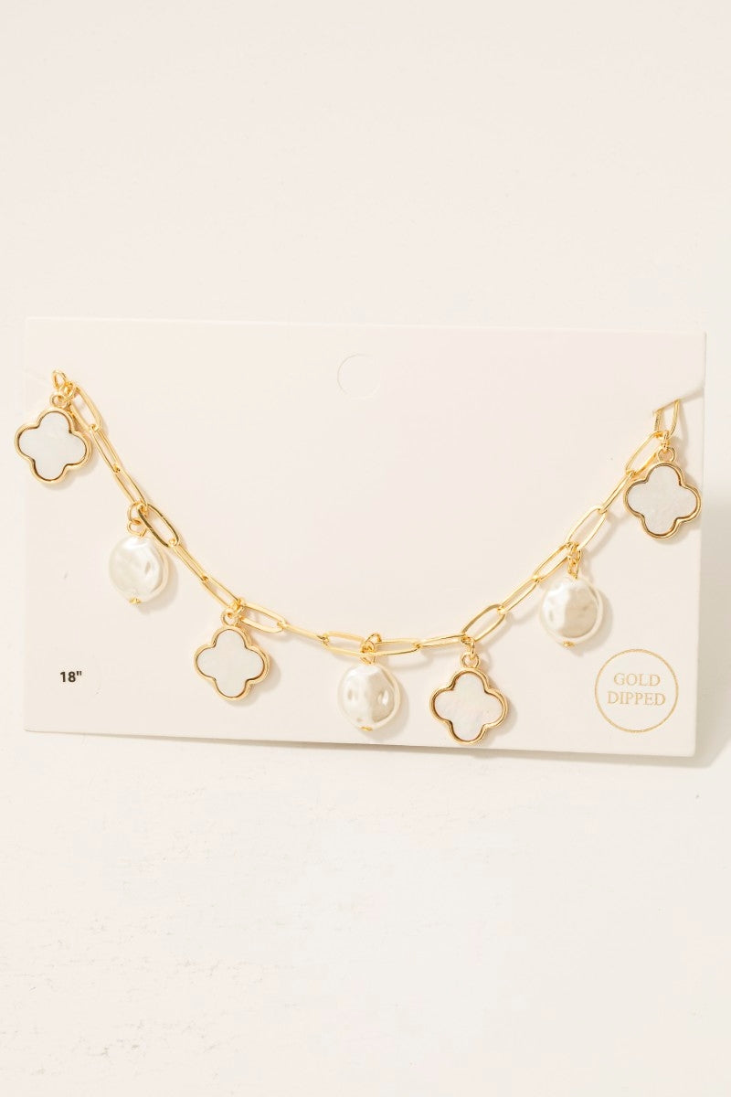 Cadena blanco y dorado con perla grande y dijes de trébol blanco con baño dorado