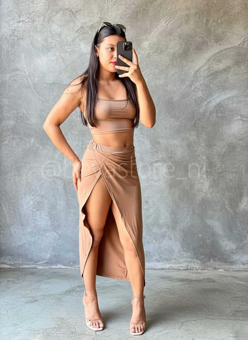 Conjunto de Camisa Corta y Falda Larga Abierta