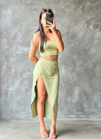 Conjunto de Camisa Corta y Falda Larga Abierta