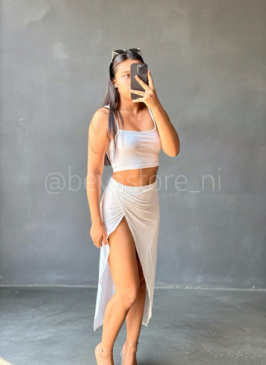 Conjunto de Camisa Corta y Falda Larga Abierta