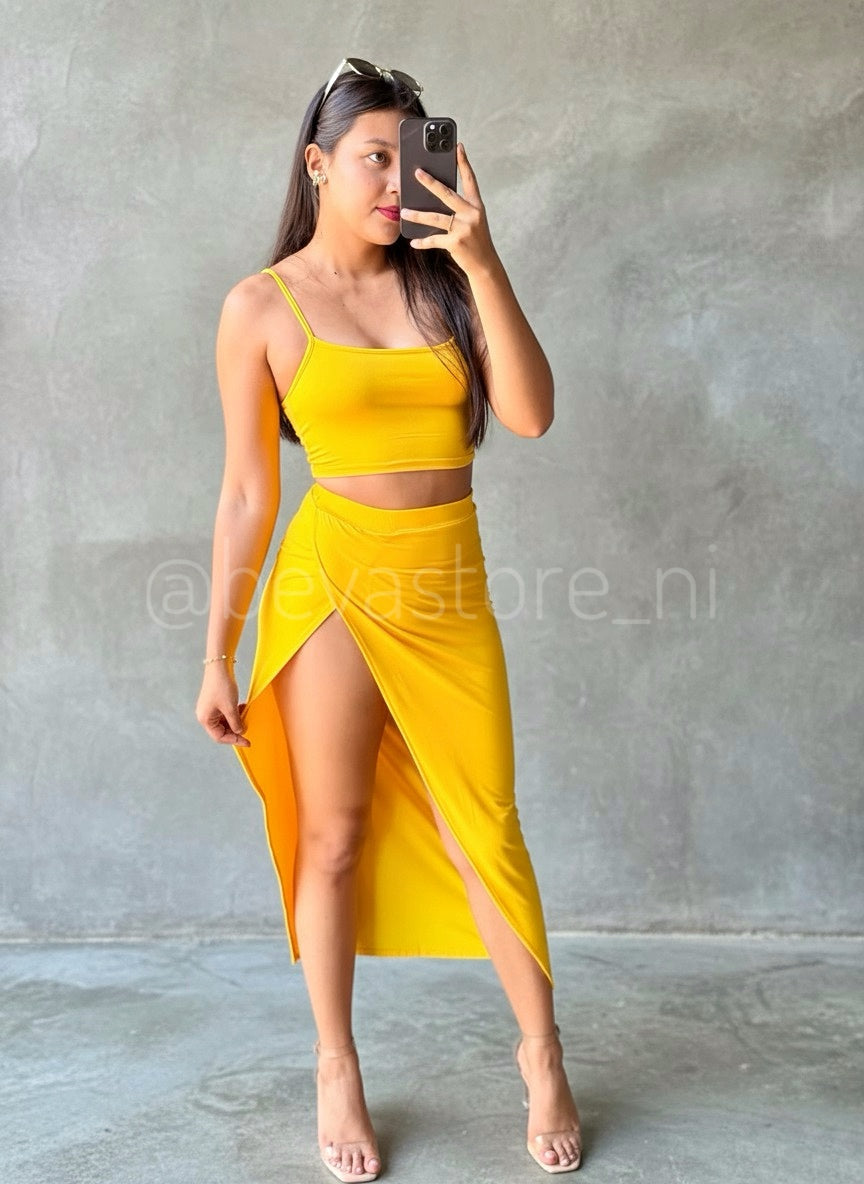 Conjunto de Camisa Corta y Falda Larga Abierta