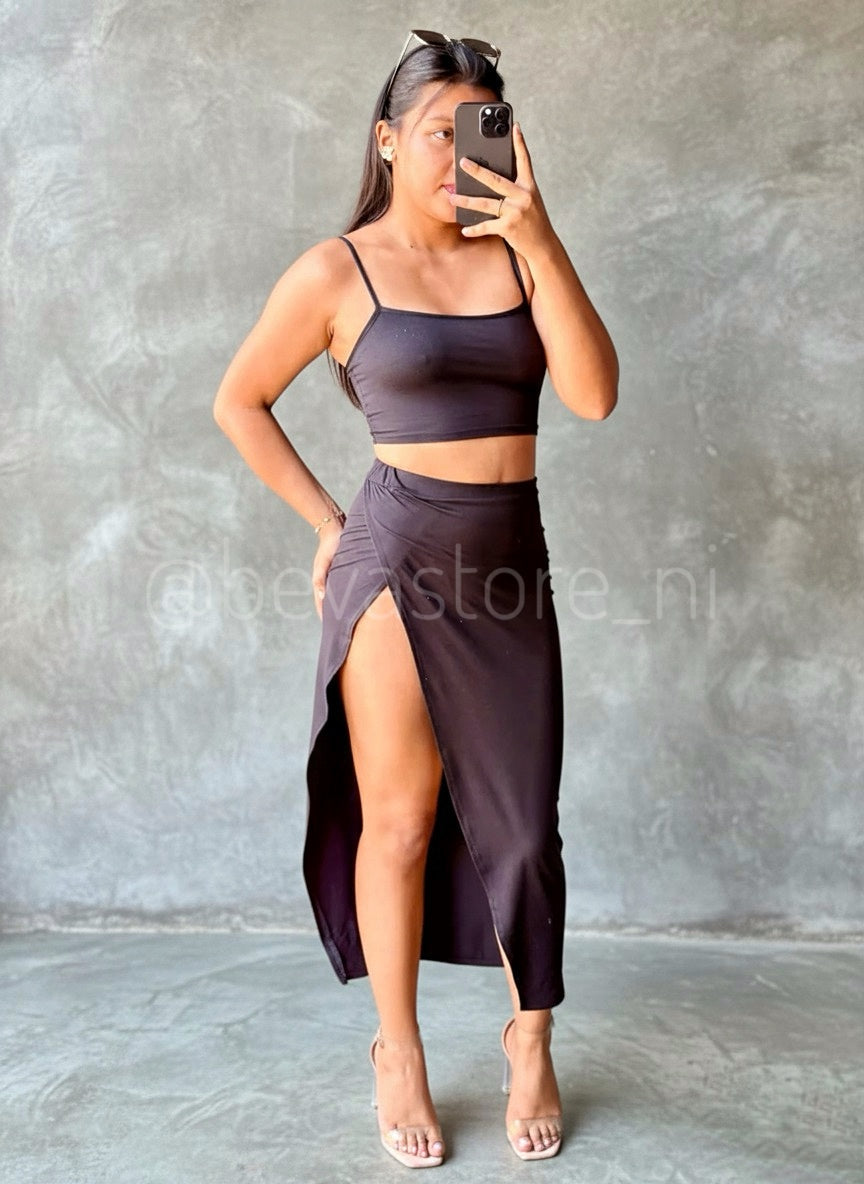 Conjunto de Camisa Corta y Falda Larga Abierta