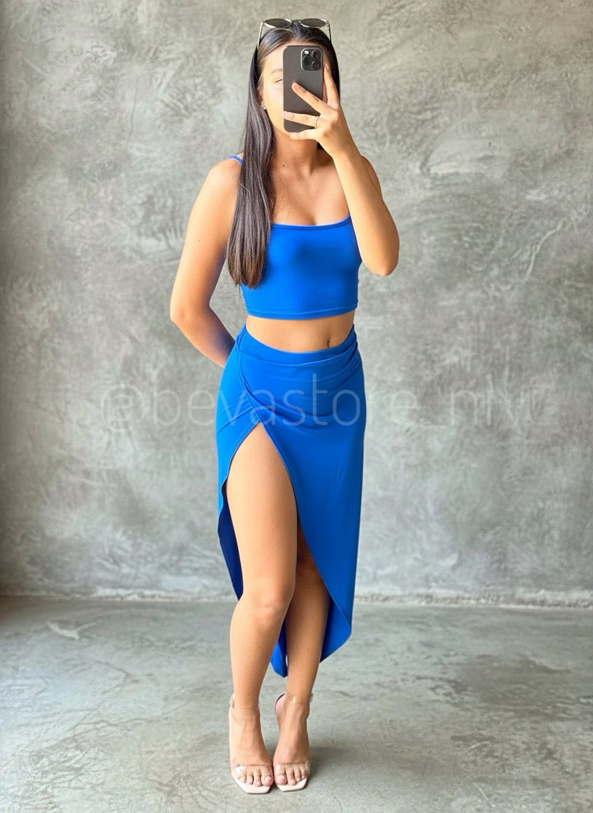 Conjunto de Camisa Corta y Falda Larga Abierta