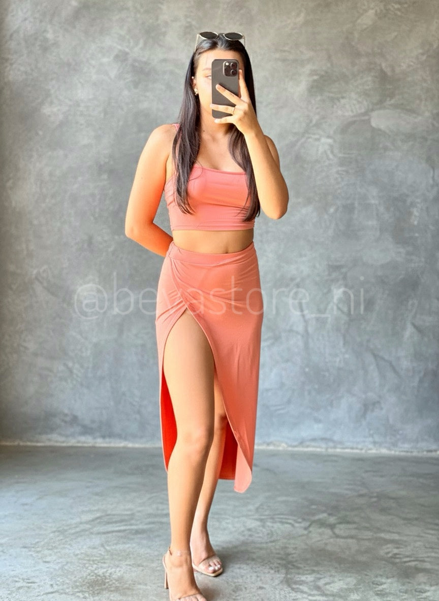 Conjunto de Camisa Corta y Falda Larga Abierta