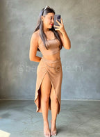 Conjunto de Camisa Corta y Falda Larga Abierta