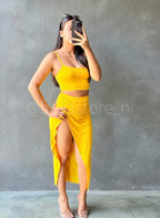 Conjunto de Camisa Corta y Falda Larga Abierta