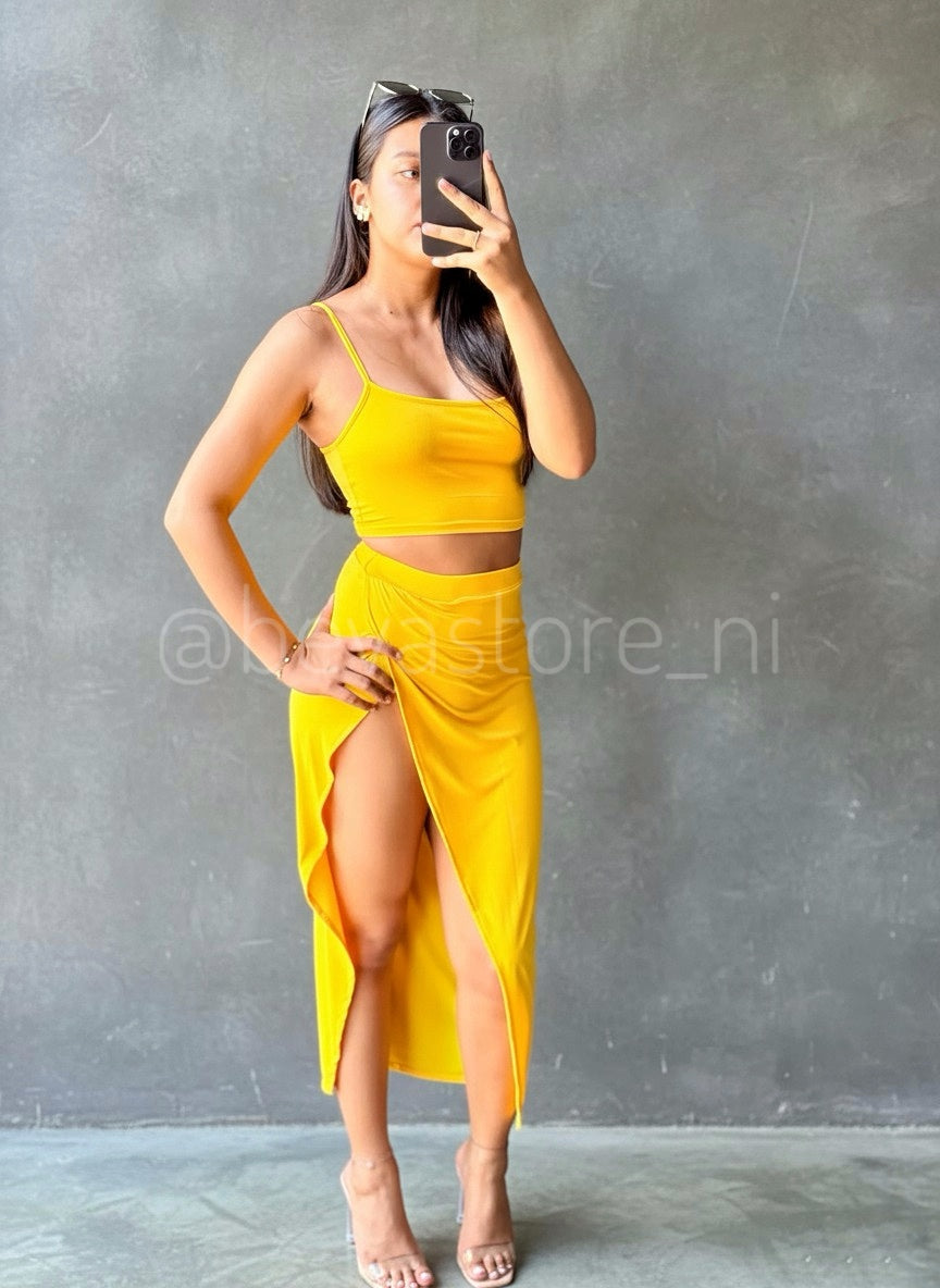 Conjunto de Camisa Corta y Falda Larga Abierta