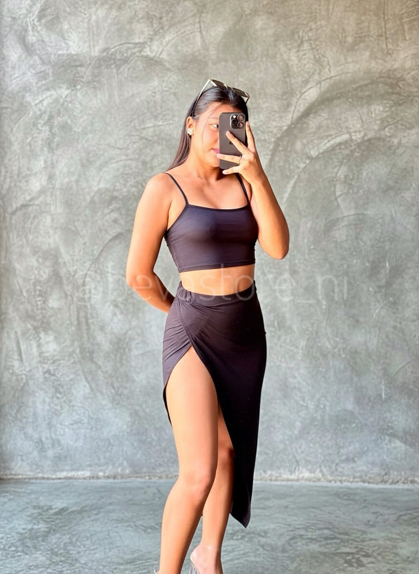 Conjunto de Camisa Corta y Falda Larga Abierta