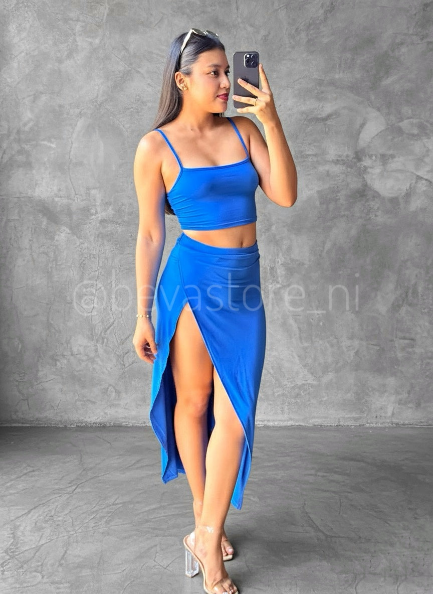 Conjunto de Camisa Corta y Falda Larga Abierta