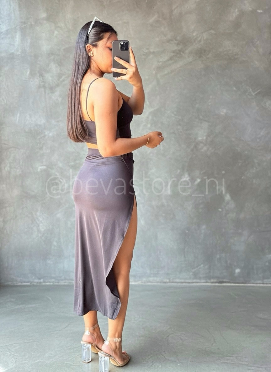 Conjunto de Camisa Corta y Falda Larga Abierta