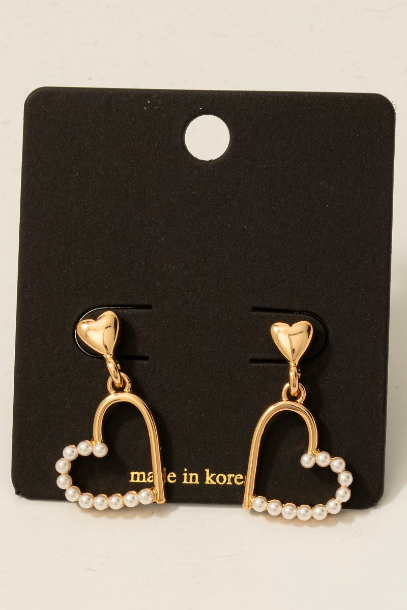 Aretes dorados con doble corazón y media perla