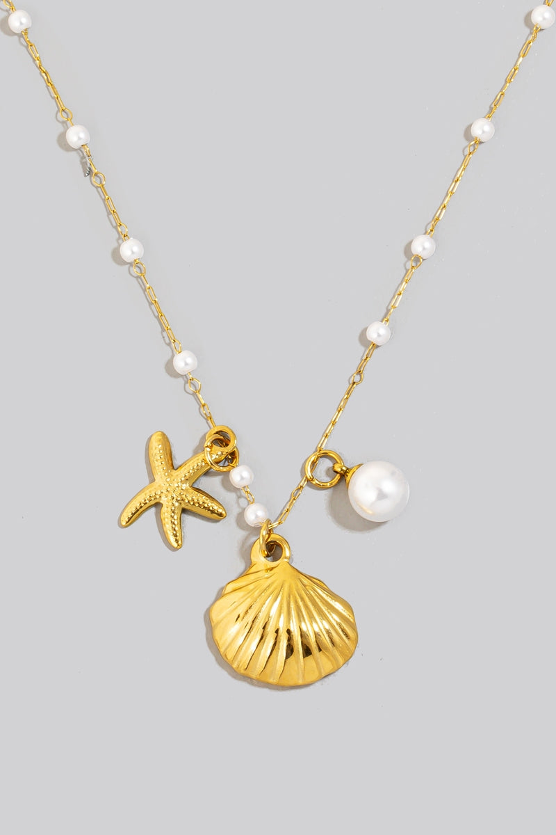 Cadena Dorada con Perlas y Dijes de Concha de Almeja, Estrella de Mar y Perla