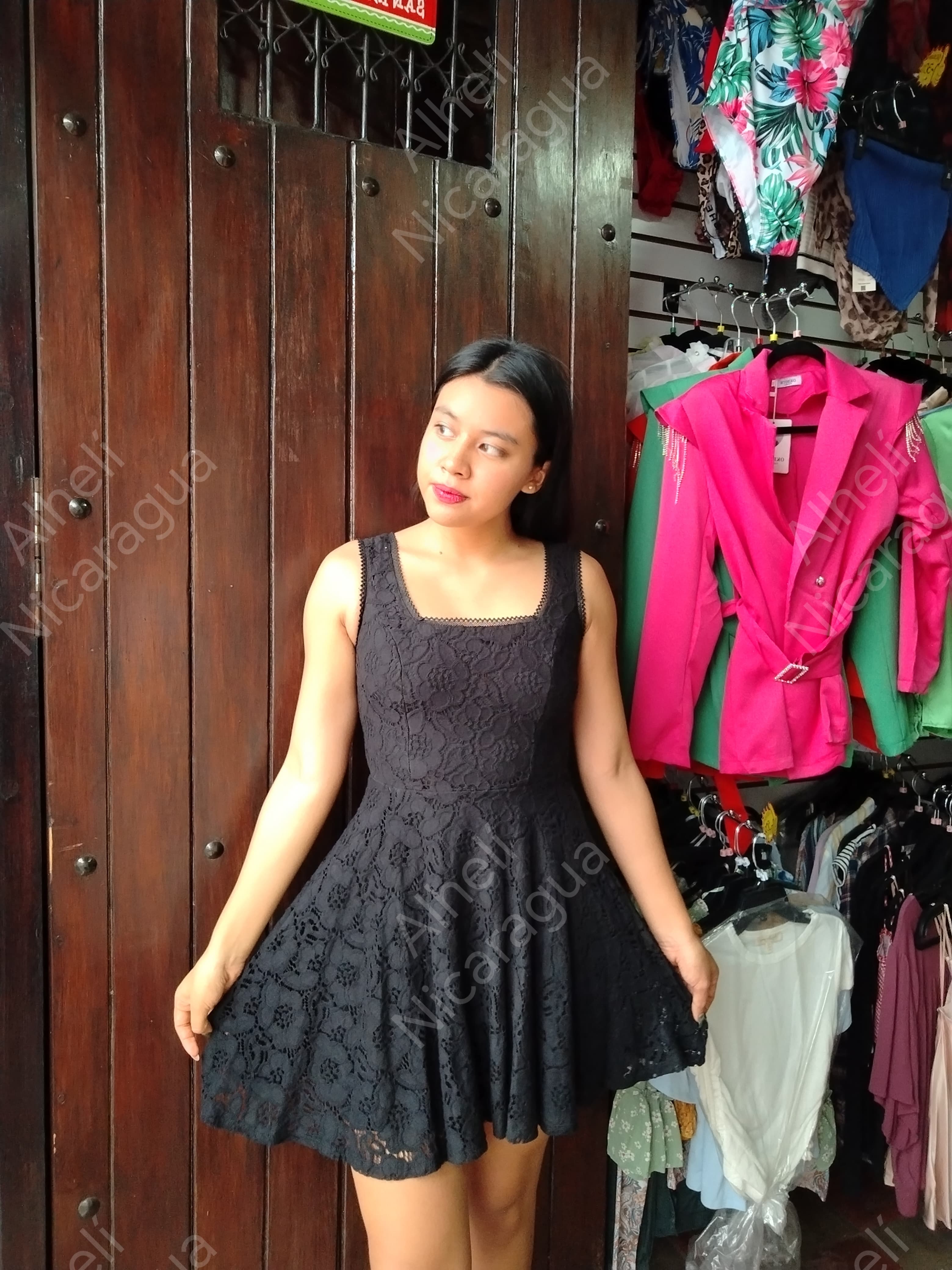 Vestido calado negro corto