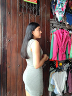 Vestido verde con recogidos laterales