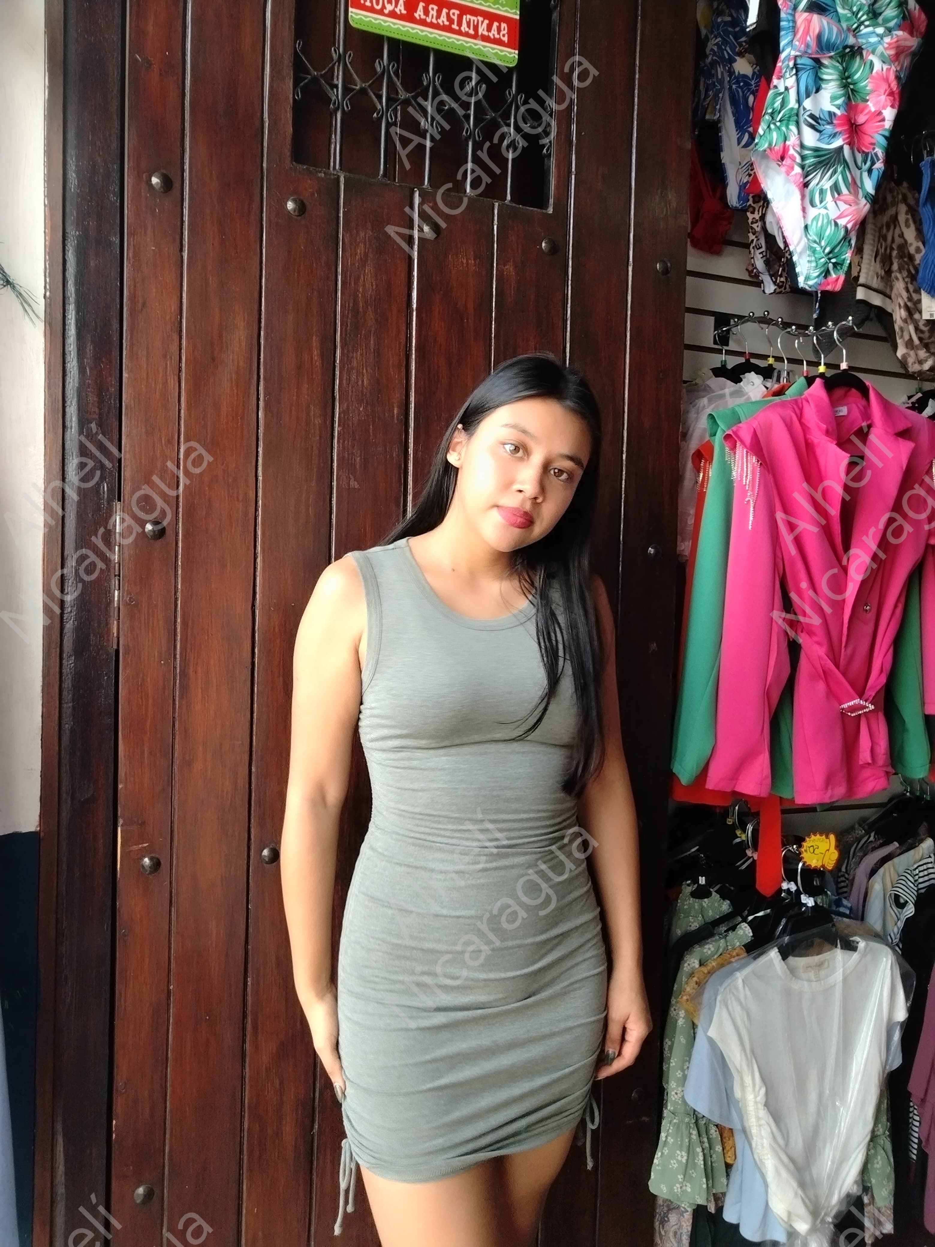 Vestido verde con recogidos laterales