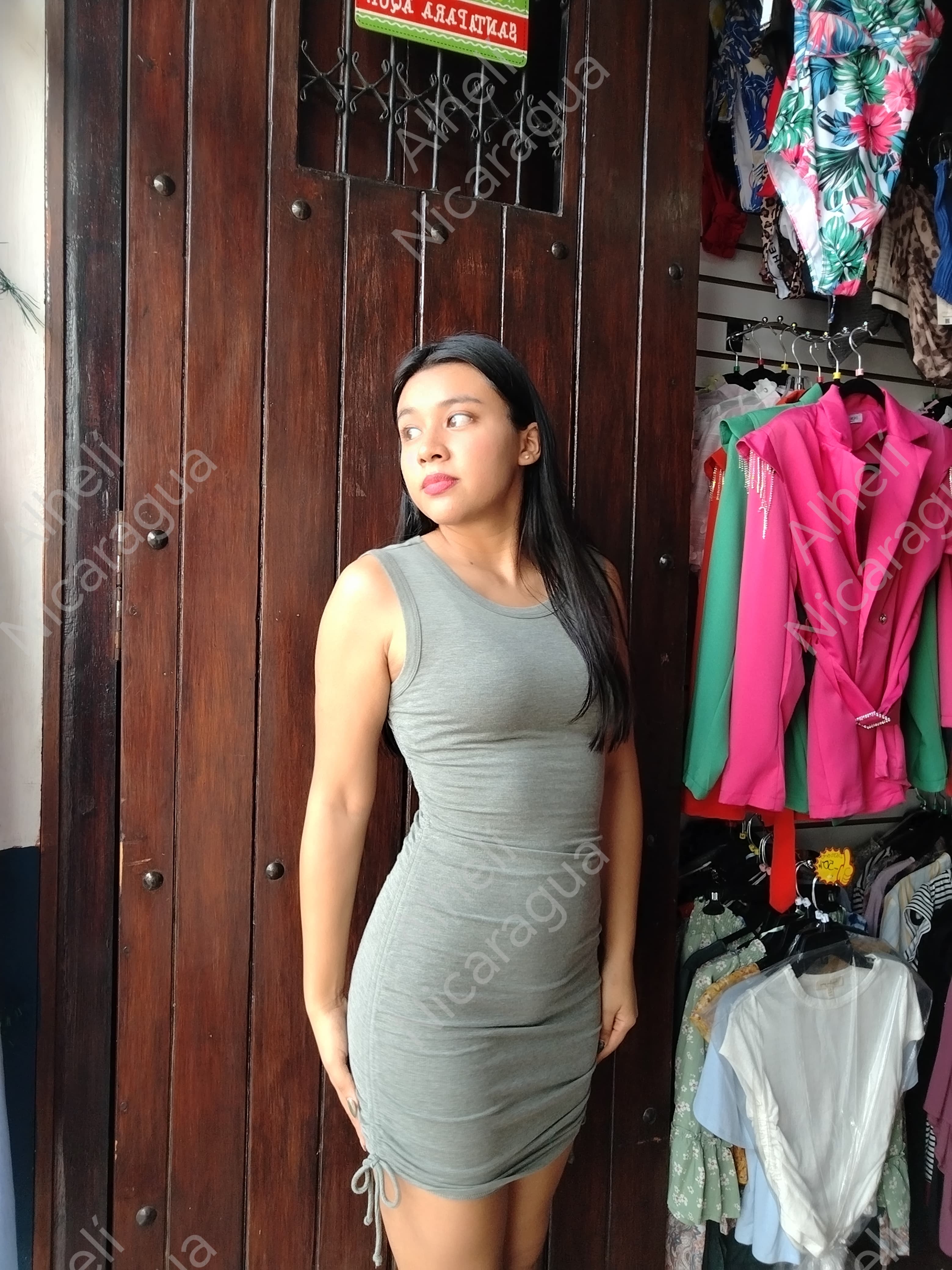 Vestido verde con recogidos laterales