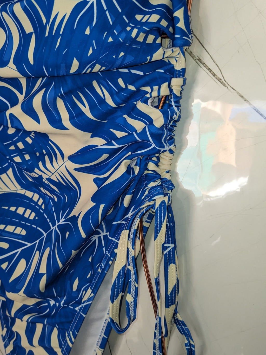 Traje de baño azul con blanco