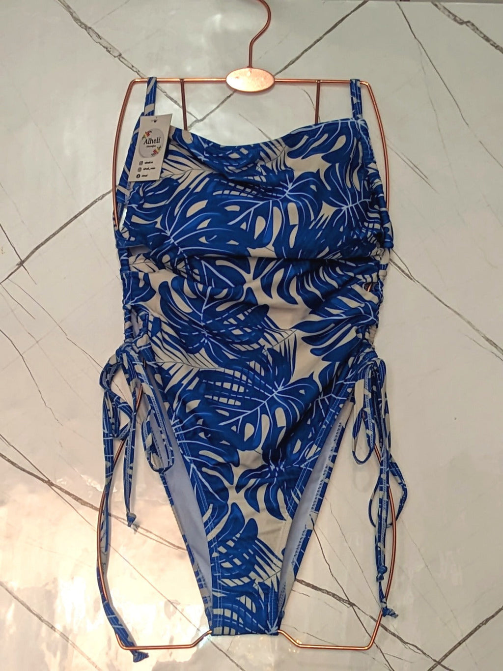 Traje de baño azul con blanco