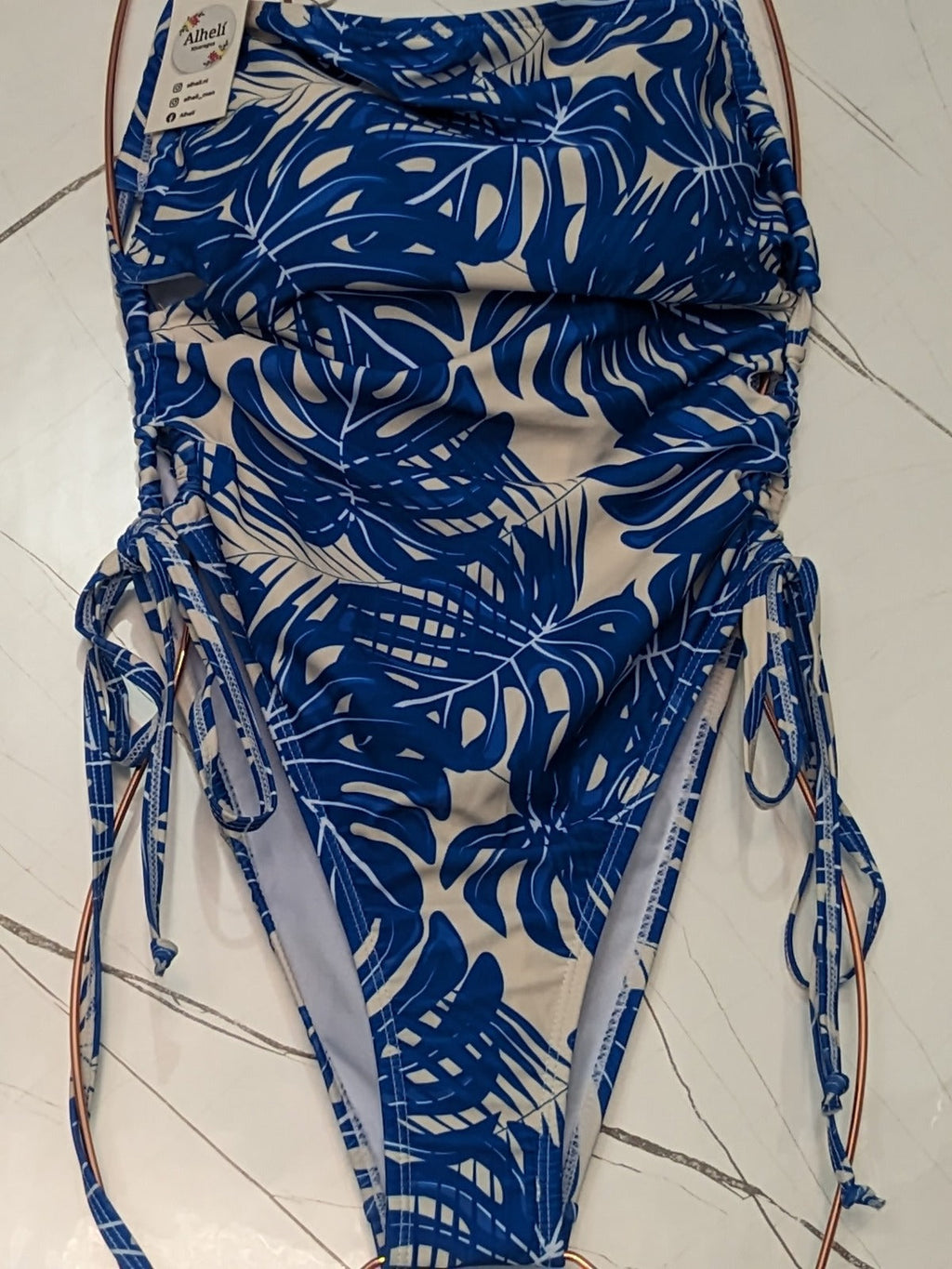 Traje de baño azul con blanco