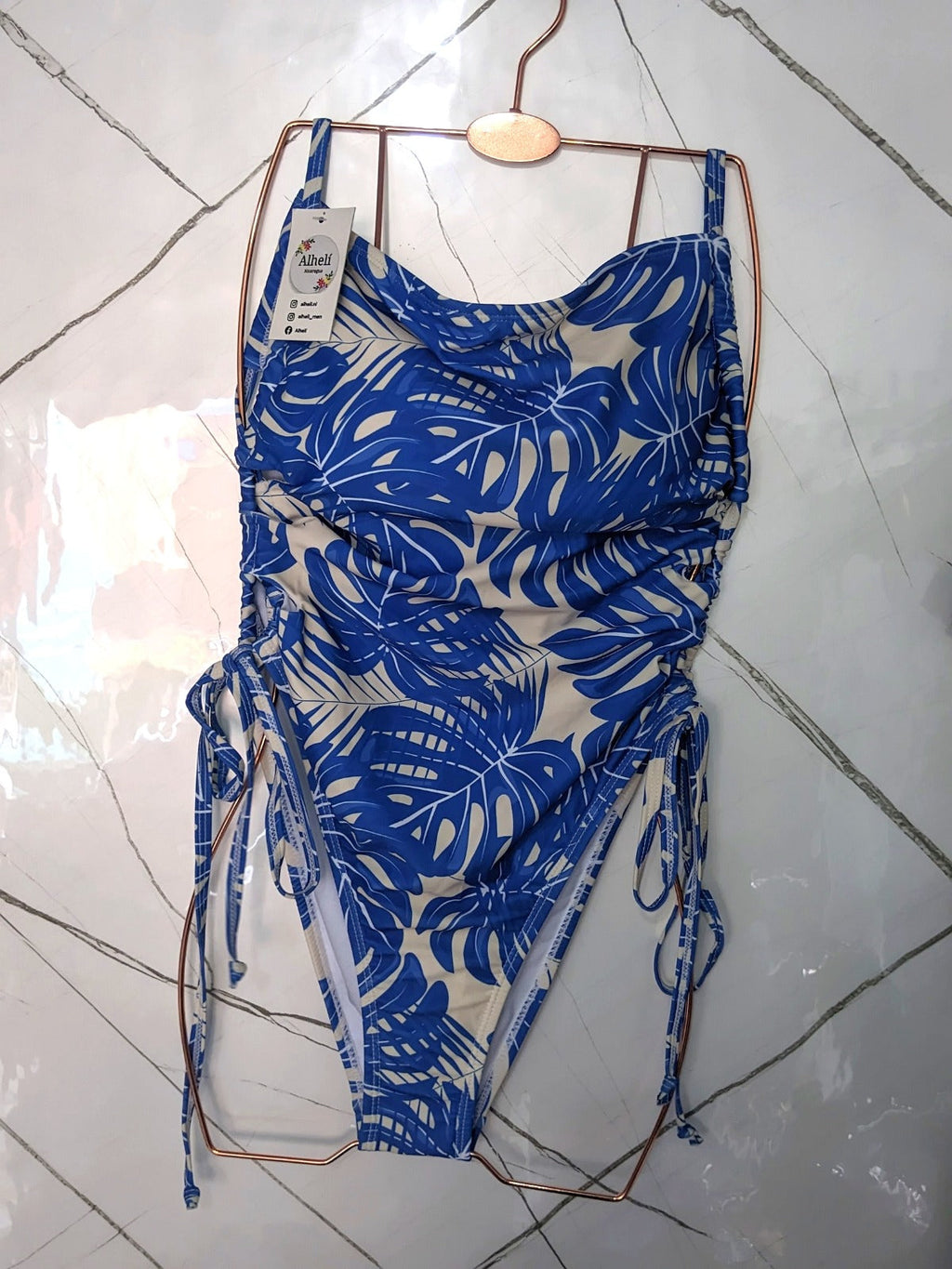 Traje de baño azul con blanco