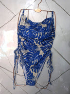 Traje de baño azul con blanco