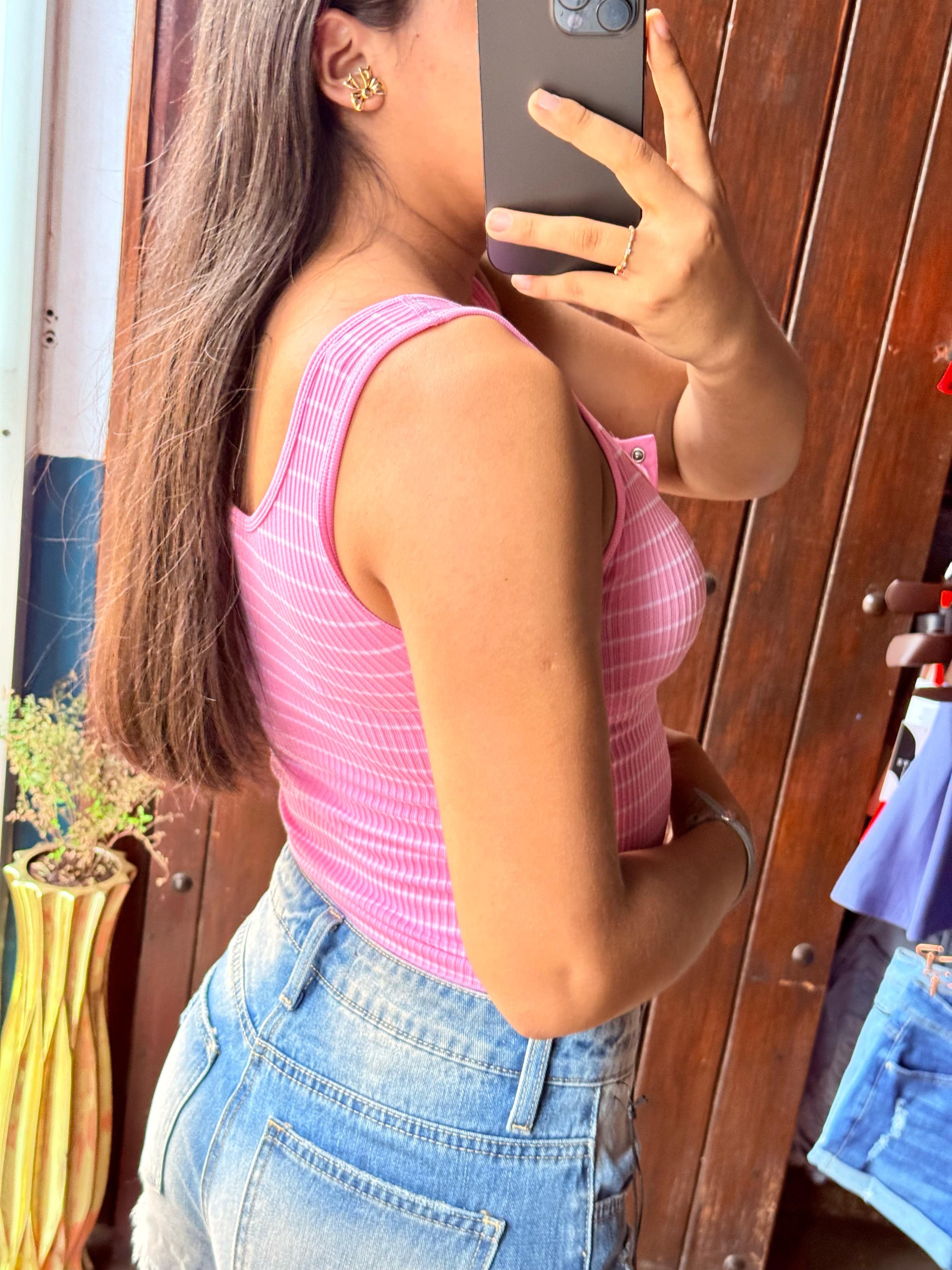 Crop top de rayas sin mangas con ojal