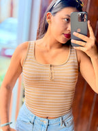 Crop top de rayas sin mangas con ojal