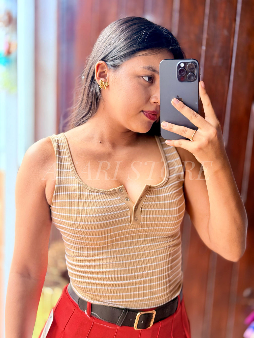 Crop top de rayas sin mangas con ojal