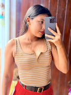 Crop top de rayas sin mangas con ojal