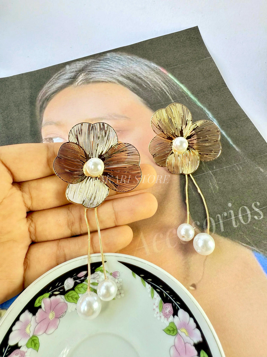 Aretes dorados con flecos de flor y perlas