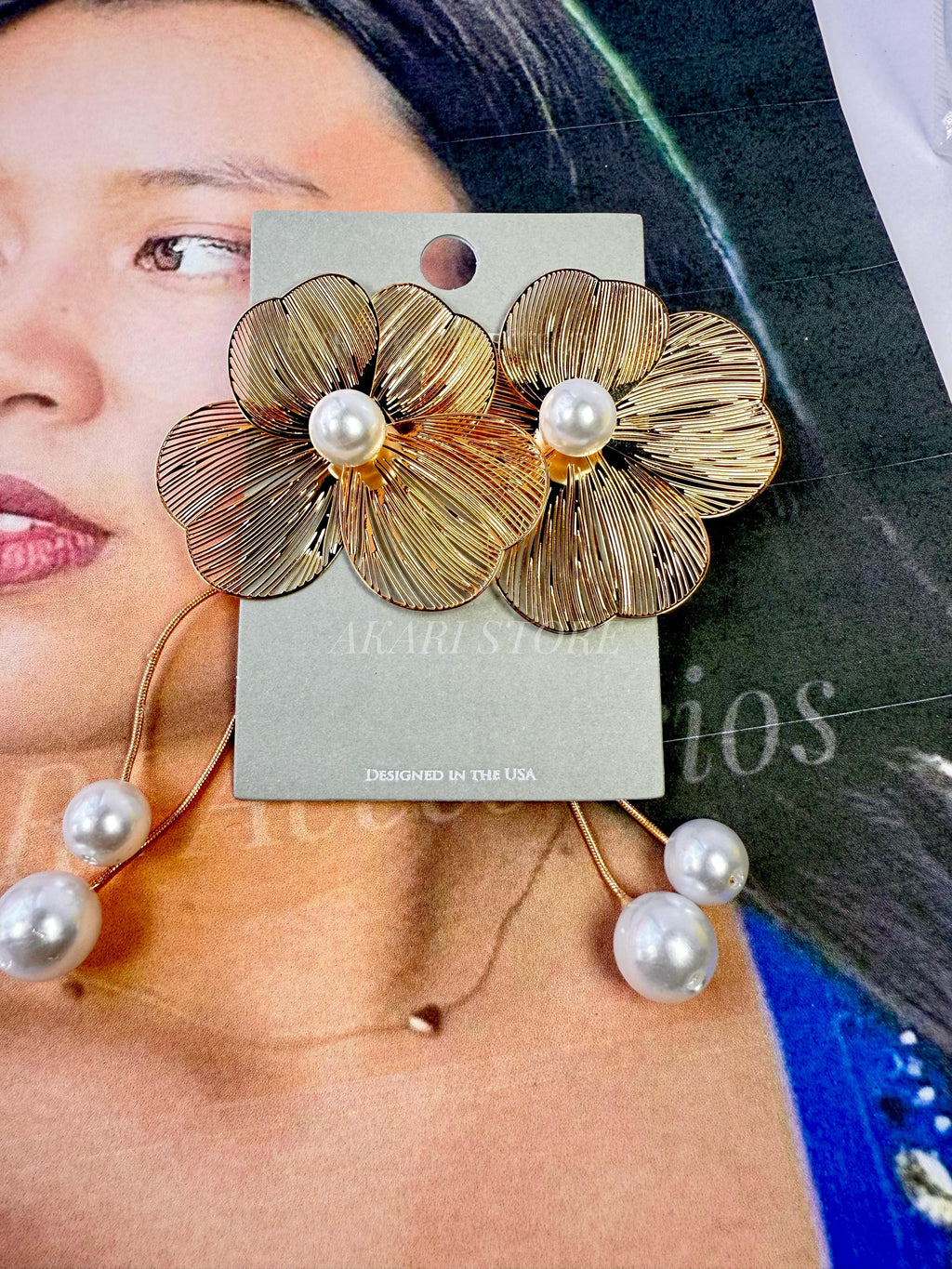 Aretes dorados con flecos de flor y perlas
