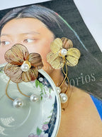 Aretes dorados con flecos de flor y perlas