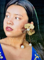 Aretes dorados con flecos de flor y perlas