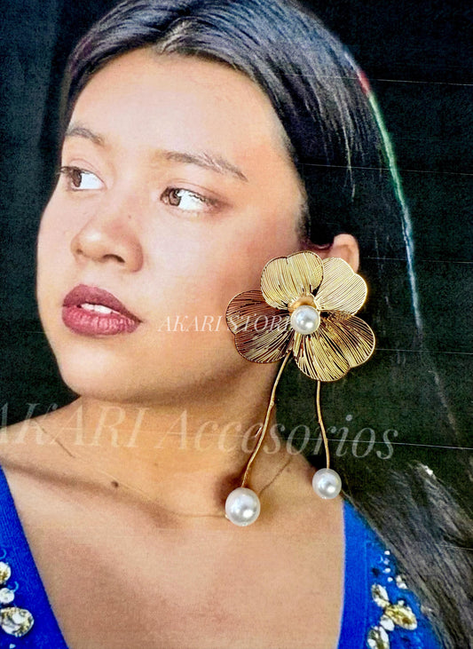Aretes dorados con flecos de flor y perlas