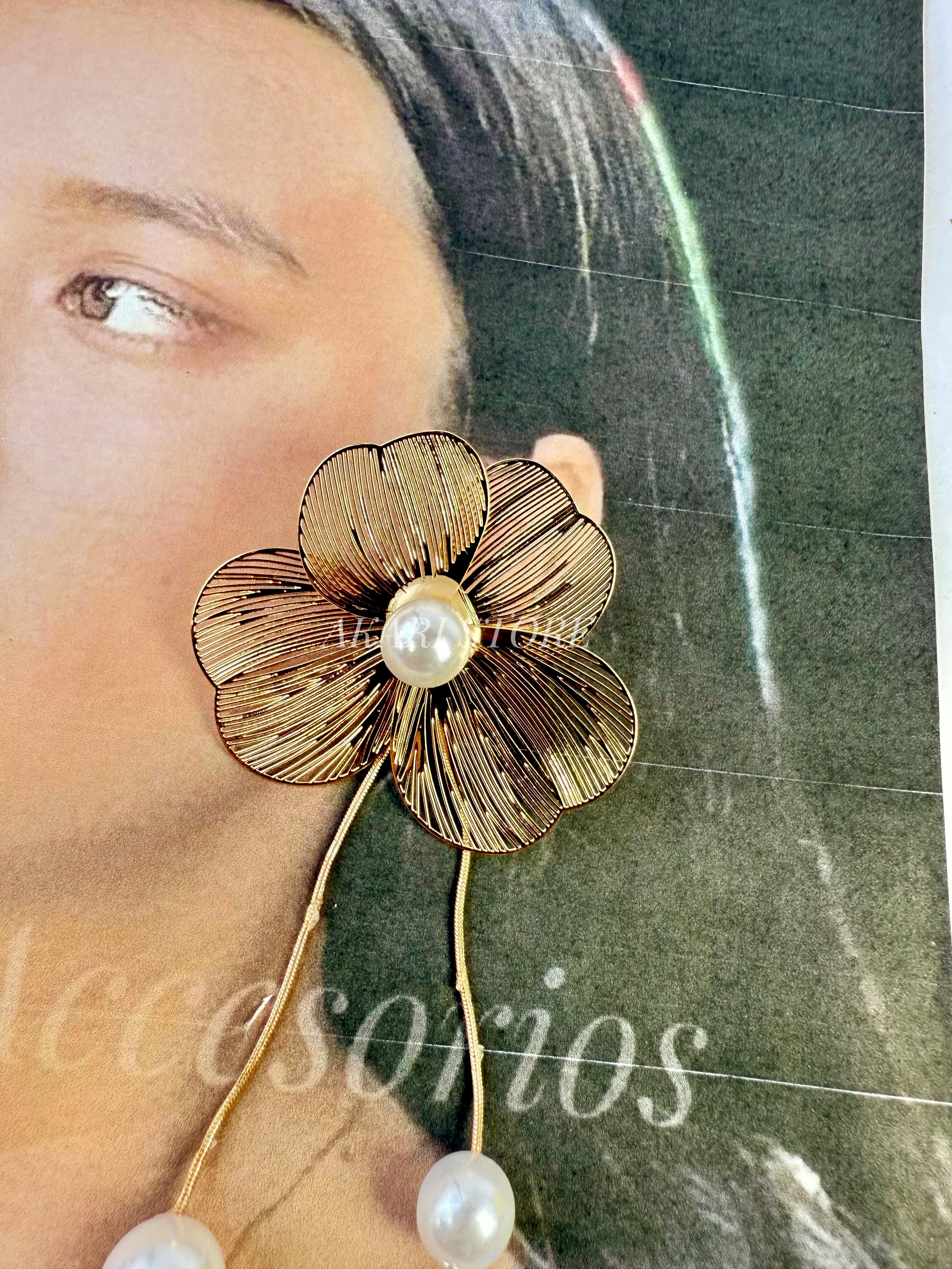 Aretes dorados con flecos de flor y perlas
