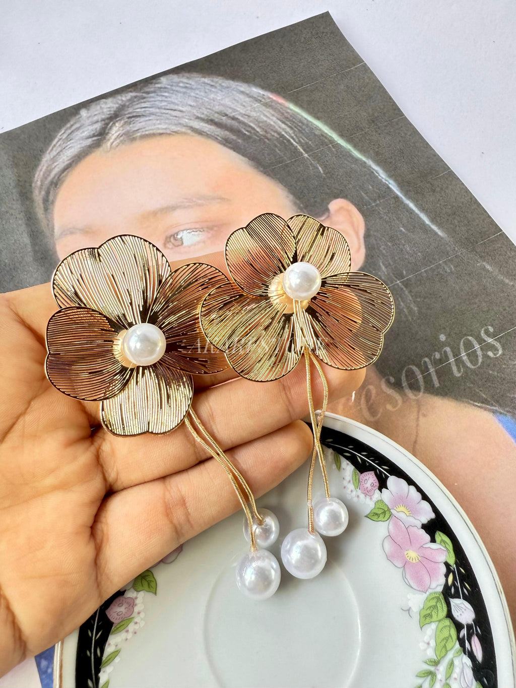 Aretes dorados con flecos de flor y perlas