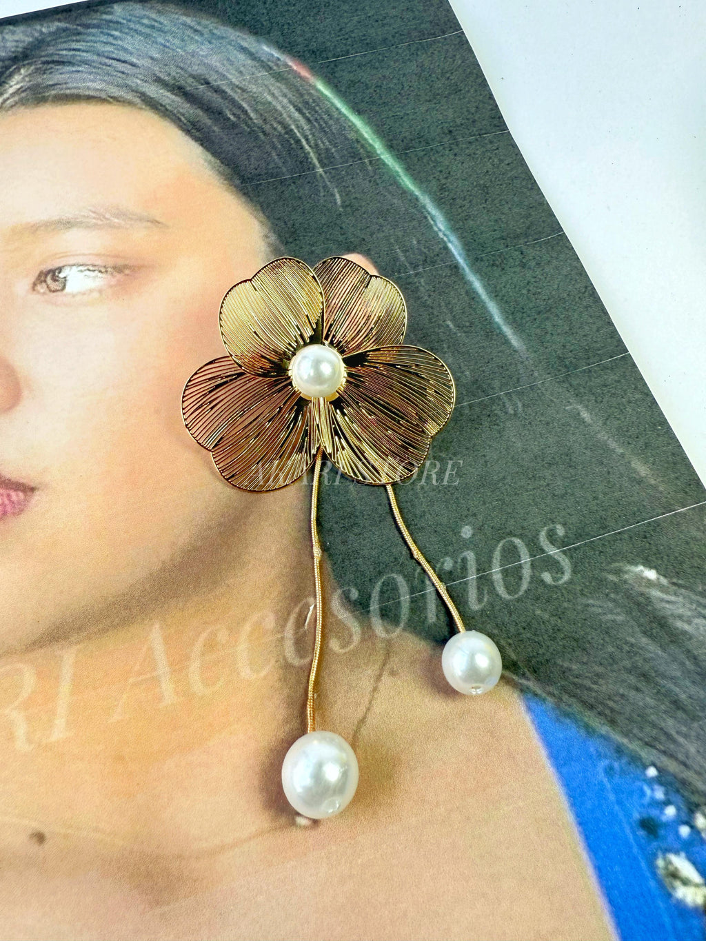 Aretes dorados con flecos de flor y perlas